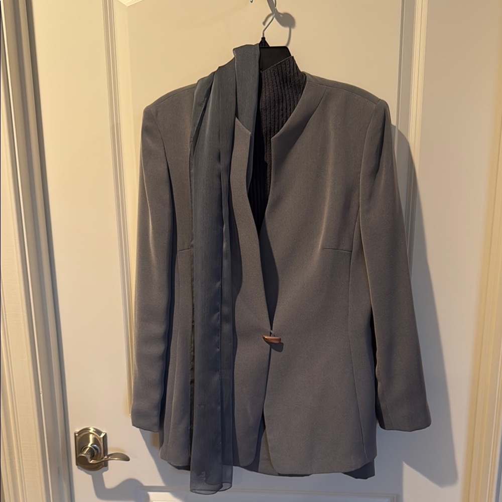 Le Suit Elegant Gray Women's Jacket/Skirt suit with s add and sweater